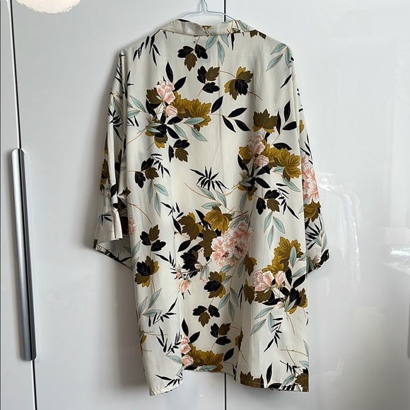 DO EVERYTHING IN LOVE NWOT Cream Kimono with Soft Floral Pattern, One Size - Picture 6 of 8